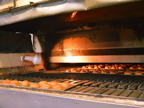 オカザキ製パンの工場でパンを焼いている